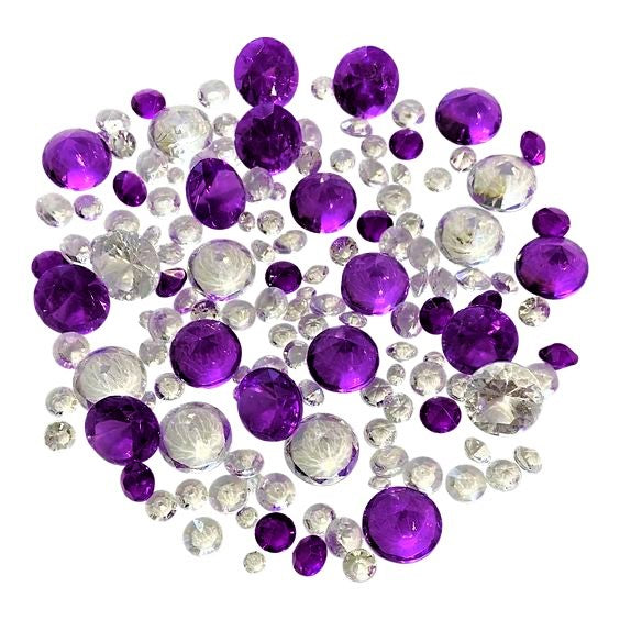 Lila & klar funkelnde Edelsteine ​​im Diamantschliff als Tischstreuer